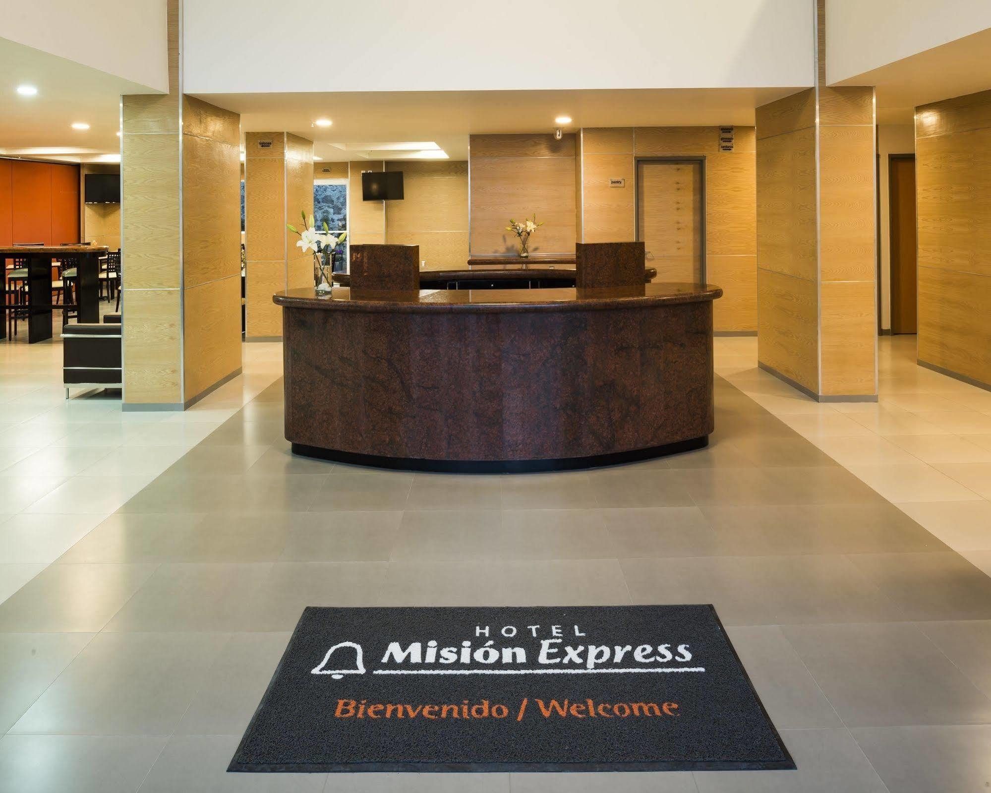 Mision Express Queretaro Hotel Exterior photo