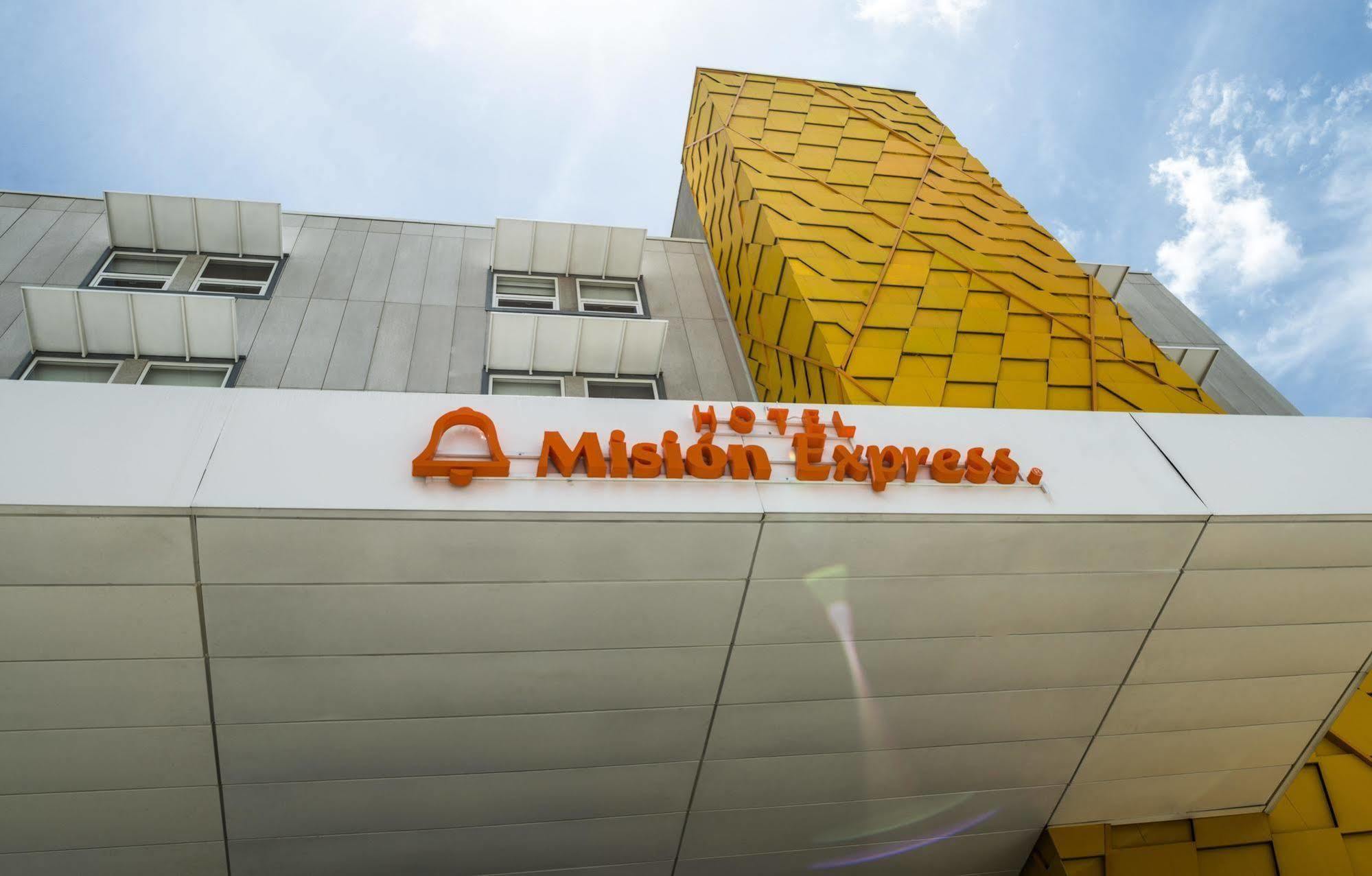 Mision Express Queretaro Hotel Exterior photo